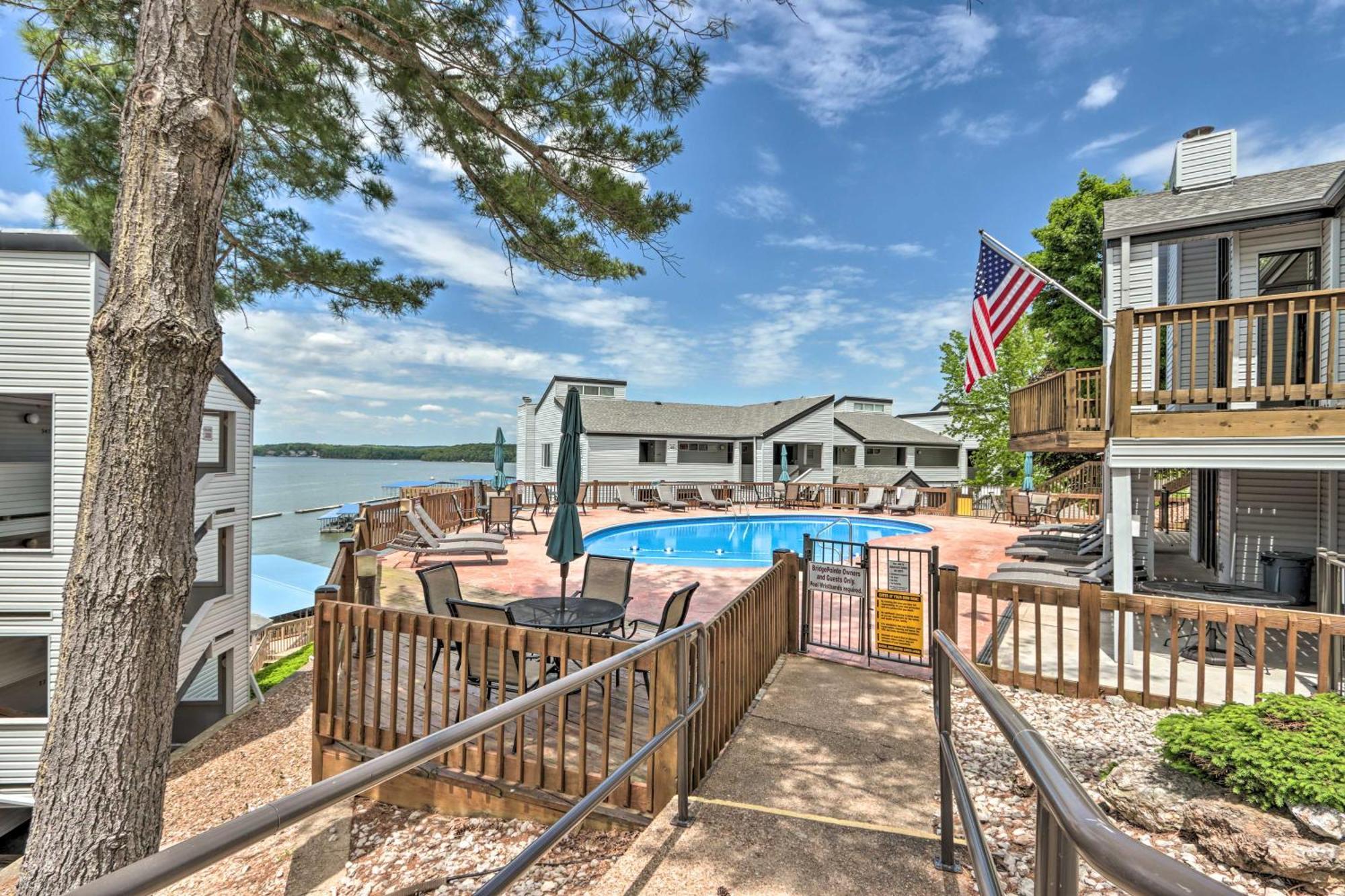 Sunny Osage Beach With Balcony And Lakefront View מראה חיצוני תמונה