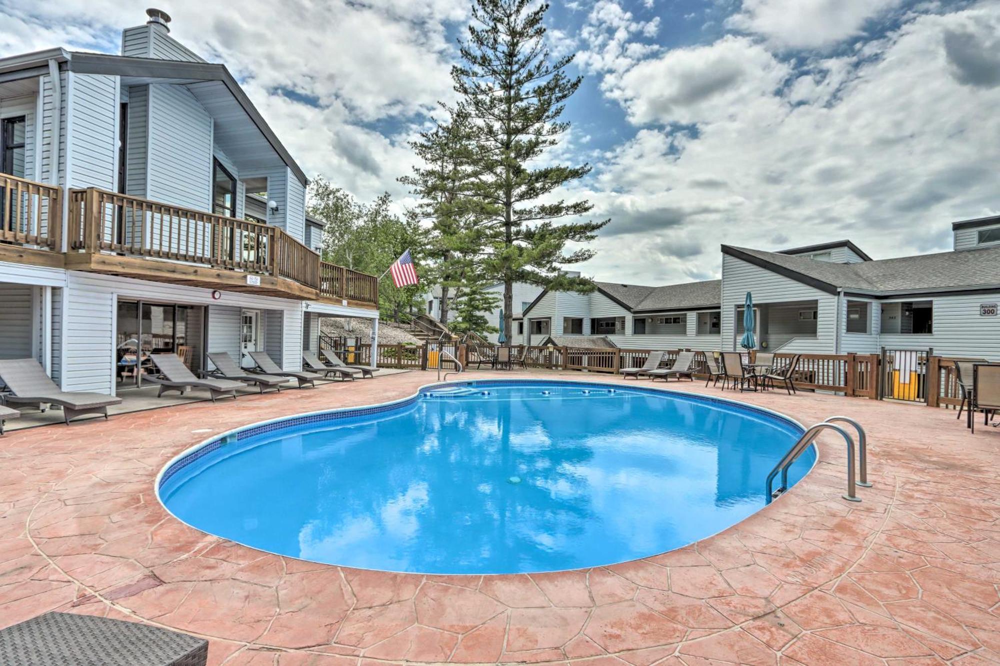 Sunny Osage Beach With Balcony And Lakefront View מראה חיצוני תמונה